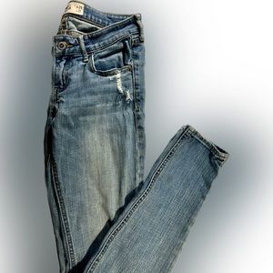 Distressed Hollister Low-Rise Jeans- 1R